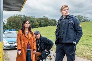 "Die Bestatterin - Die unbekannte Tote": Lisa (Anna Fischer) und Alfons (Artus Maria Matthiessen) sind von Polizist Andi (He...