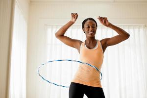 Für Hula-Hoop benötigt man nicht viel Raum - sogar das Wohnzimmer bietet genügend Platz.
