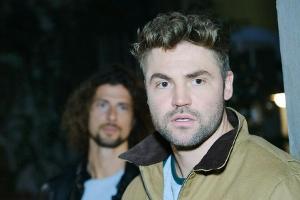 "Unter uns": Bambi (r.) ist erschrocken, als Amelie verstört seine harte Ansage an Luke mitbekommt.