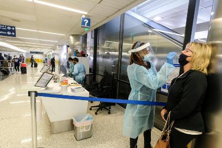 Eine Corona-Teststation am Flughafen in Los Angeles.