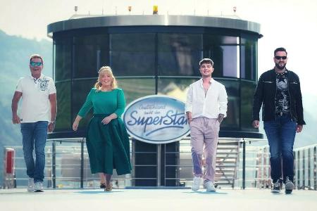 Die Jury startet zu Beginn der Staffel noch zu viert. V.l.n.r.: Dieter Bohlen, Maite Kelly, Mike Singer und Michael Wendler.