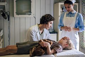 "Charité" (Folge 1): Der kleine Werner (Hugo Gross) wird mit Symptomen von Kinderlähmung in die Charité eingeliefert. Kinder...