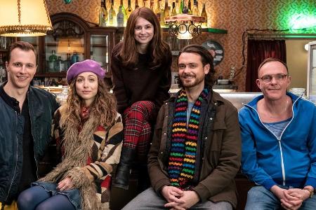 Die Berliner WG-Bewohner (v.l.) Basti (Tim Kalkhof), Jenny (Marie Rathscheck), Wiebke (Josefine Preuß) und Jonas (Sebastian ...