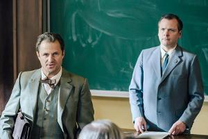 "Charité: Grenzwerte": Parteisekretär Lehmann (Nicholas Reinke, r.) wird von Prof. Dr. Otto Prokop (Philipp Hochmair) unterb...