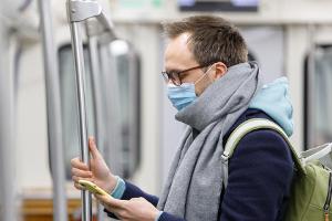 In den öffentlichen Verkehrsmitteln und Geschäften müssen nun OP-Masken oder FFP2-Masken getragen werden