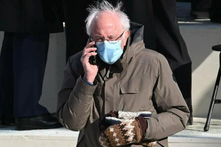 Bernie Sanders mit dicken Strickhandschuhen bei der Amtseinführung des neune US-Präsidenten Joe Biden.