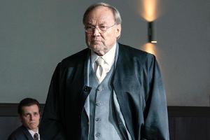 Strafverteidiger Biegler (Klaus Maria Brandauer, r.) möchte einen Freispruch für Kelz (Franz Hartwig).