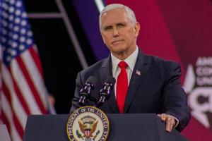Mike Pence hält an einer politischen Gepflogenheit fest