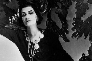 Mit ihrem kleinen Schwarzen, den vielen Perlenketten und Bob-Schnitt veränderte Gabrielle "Coco" Chanel die Modewelt.