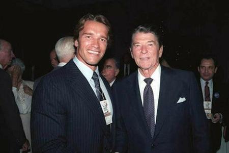 Der frischgebackene US-Bürger Arnold Schwarzenegger (l.) an der Seite des damals amtierenden Präsidenten Ronald Reagan, 1984.