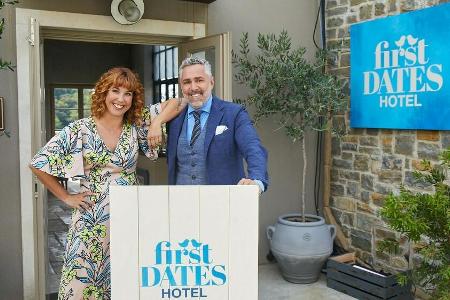 Rezeptionistin Aline und Gastgeber Roland Trettl bei 