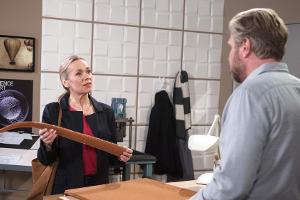 "Rote Rosen": Mona zeigt Interesse an einem von Jens entwickelten Werkstoff