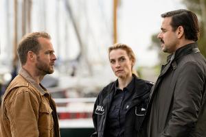 "Nord bei Nordwest: Der Anschlag": Hauke Jacobs (Hinnerk Schönemann, l.) und Hannah Wagner (Jana Klinge) berfragen LKA-Mann ...