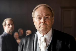 "Ferdinand von Schirach: Feinde": Kommissar Peter Nadler (Bjarne Mädel, hinten) und der Strafverteidiger des Beschuldigten, ...