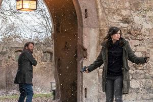 "Tatort: Der feine Geist": Lessing (Christian Ulmen) und Kira Dorn (Nora Tschirner) vor der Parkhöhle