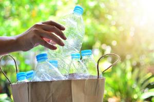 Plastikflaschen und Papiertüten sind umweltschädlicher als viele denken.