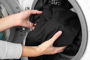 Schwarze Wäsche bleicht beim Waschen oft aus.