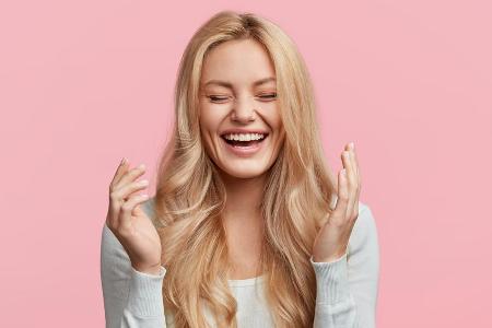 Selbst gestelltes Lachen hebt die Laune.