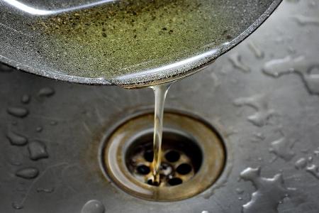 Speiseöl gehört nicht in den Abfluss.