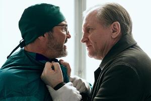 Polizist Bjørn (Ulrich Thomsen, r.) kann seine Wut auch gegenüber Kollegen nicht zurückhalten.