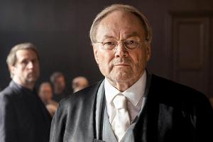Kommissar Peter Nadler (Bjarne Mädel, hinten) und der Strafverteidiger des Beschuldigten, Konrad Biegler (Klaus Maria Branda...