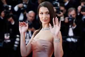 Bella Hadid mit ihrer Signature-Frisur 2018