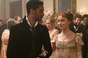 Regé-Jean Page spielt Simon Basset, Phoebe Dynevor seine Gattin Daphine Bridgerton.