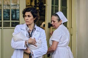 "Charité: Sepsis": Verzweifelt wartet Kinderärztin Ingeborg Rapoport (Nina Kunzendorf, l.) mit dem todkranken Baby auf dem A...