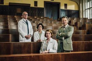 "Charité": In den Hauptrollen der dritten Staffel (v.l.): Gynäkologe Prof. Helmut Kraatz (Uwe Ochsenknecht), Kinderärztin In...