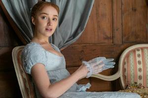 Empire-Kleider, wie sie Daphne Bridgerton (Phoebe Dynevor) trägt, sind längst Kult.