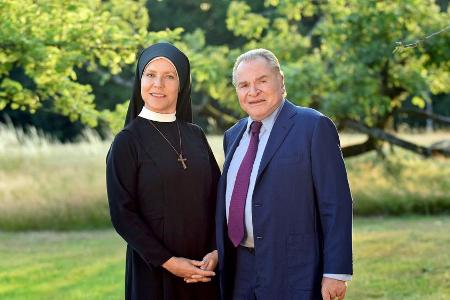 Schwester Hanna (Janina Hartwig) und Bürgermeister Wöller (Fritz Wepper)