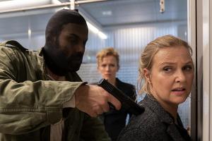 "Die Chefin: Portofino": Ein maskierter Mann bedroht Vera Lanz (Katharina Böhm) mit einer Pistole