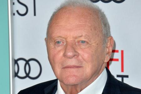 Sir Anthony Hopkins ist nach seiner Impfung erleichtert.