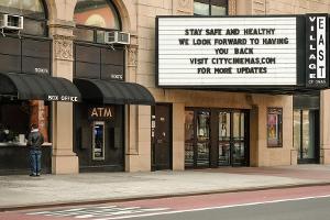 Wie in vielen anderen Ländern sind auch in den USA weiterhin zahlreiche Kinos geschlossen - wie hier in New York City.