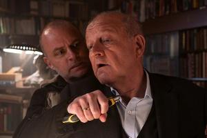 "Wilsberg: Unser tägliches Brot": Tobias Nagel (André Röhner, l.) verdächtigt Wilsberg (Leonard Lansink), dass er mit Niehof...