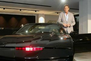 David Hasselhoff mit dem legendären Sportwagen K.I.T.T. aus der Serie "Knight Rider"