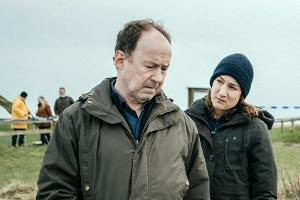 "Neben der Spur: Schließe deine Augen": Kommissarin Anna Bartholomé (Marie Leuenberger) und Psychiater Joe Jessen (Ulrich No...