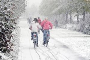 Vorsicht! Auf Schnee kommen gewöhnliche Fahrradreifen leicht ins Rutschen.