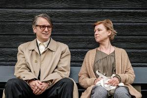 "Ruhe! Hier stirbt Lothar": Lothar (Jens Harzer) lernt im Hospiz Rosa (Corinna Harfouch) kennen und entwickelt Gefühle für sie.