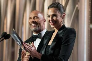 Dwayne "The Rock" Johnson und Gal Gadot sind nur zwei der vielen Stars, die es bei Netflix das ganze Jahr über zu sehen gebe...