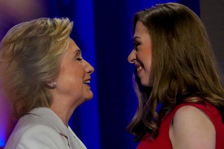 Hillary Clinton und ihre Tochter Chelsea bei einer Wahlveranstaltung 2016