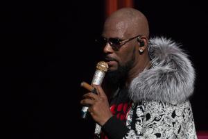 R. Kelly wartet derzeit in Untersuchungshaft auf seinen Missbrauchsprozess.