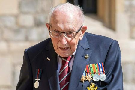 Captain Tom Moore mit seinem von Königin Elisabeth II. verliehenen Ritterorden