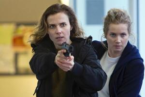 Karin Gorniak (Karin Hanczewski, l.) mit gezogener Waffe im "Tatort: Rettung so nah", dahinter Leo Winkler (Cornelia Gröschel)