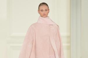 Capes halten im Winter warm, sind praktisch und einfach zu stylen.