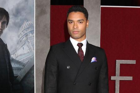 Regé-Jean Page zeigt in 