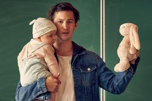 "Väter allein zu Haus: Timo": Timo Savona (Tim Oliver Schultz) stellt mit Baby Lilly seinen Beruf in der Schule als "Vater" vor