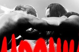 Keine Wrestler, sondern die Rapper Bausa und Apache 207 gehen sich hier an die Gurgel.