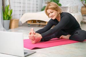 Während des Fastens sollte man auf leichte Sportübungen wie Yoga setzen.