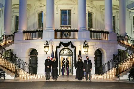 US-Präsident Joe Biden (l.), First Lady Jill Biden, Vizepräsidentin Kamala Harris und ihr Ehemann Douglas Emhoff gedenken de...